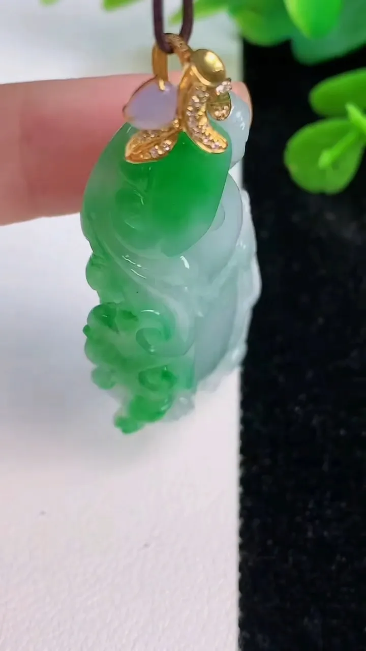天然A货翡翠葫芦吊坠，尺寸49.7-22-11，重量:20.12g
7月18日