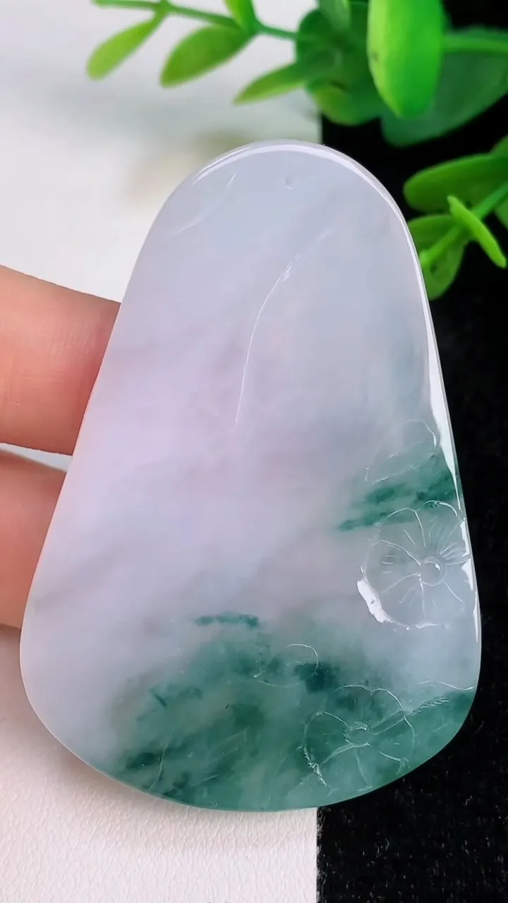 天然A货翡翠飘花普贤菩萨吊坠，尺寸61-42.4-5.7，重量:28.93g
7月18日