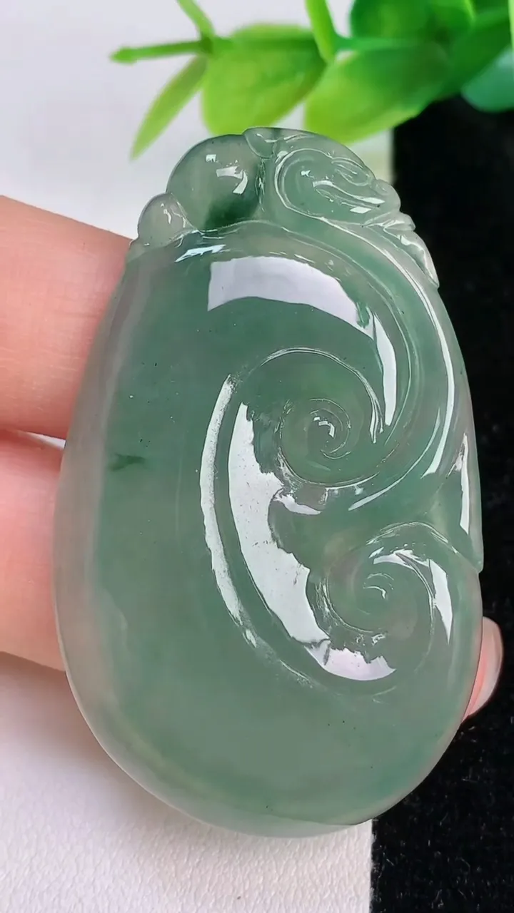 天然A货翡翠如意吊坠，尺寸51-31.4-4.5，重量:14.27g
7月18日