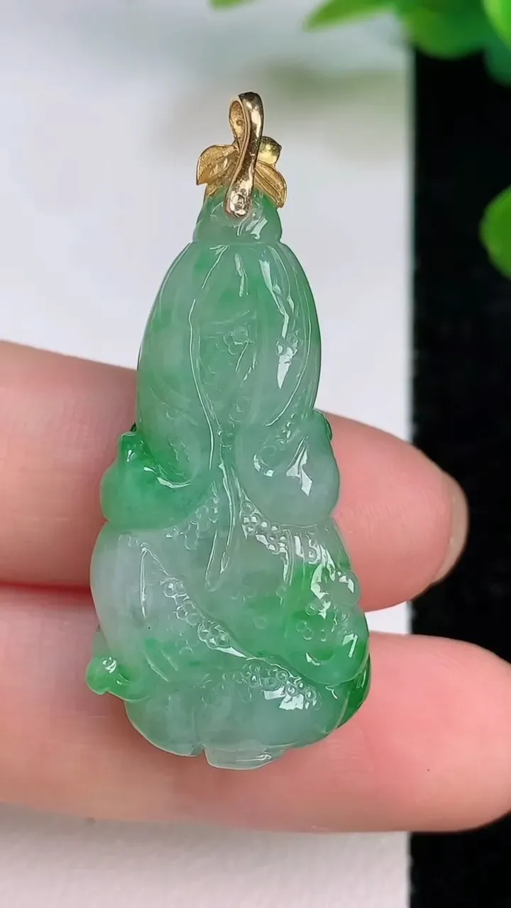 天然A货翡翠白菜吊坠，尺寸34.5-17.3-7.7，重量:8.53g
7月18日