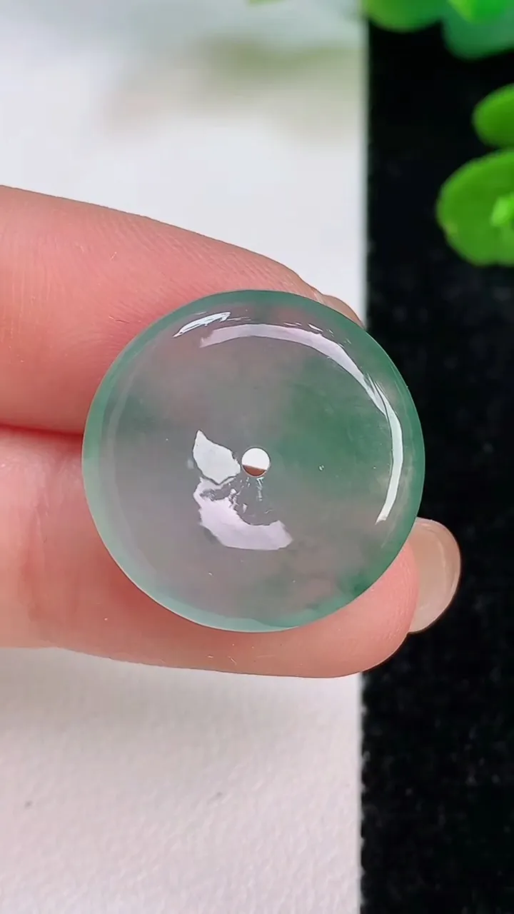 天然A货翡翠飘花平安扣吊坠，尺寸20.5-4.4，重量:4.04g
7月18日