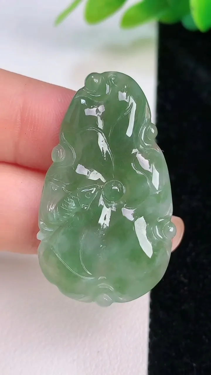 天然A货翡翠荷叶鱼吊坠，尺寸39-23.3-3.8，重量:7.21g
7月18日