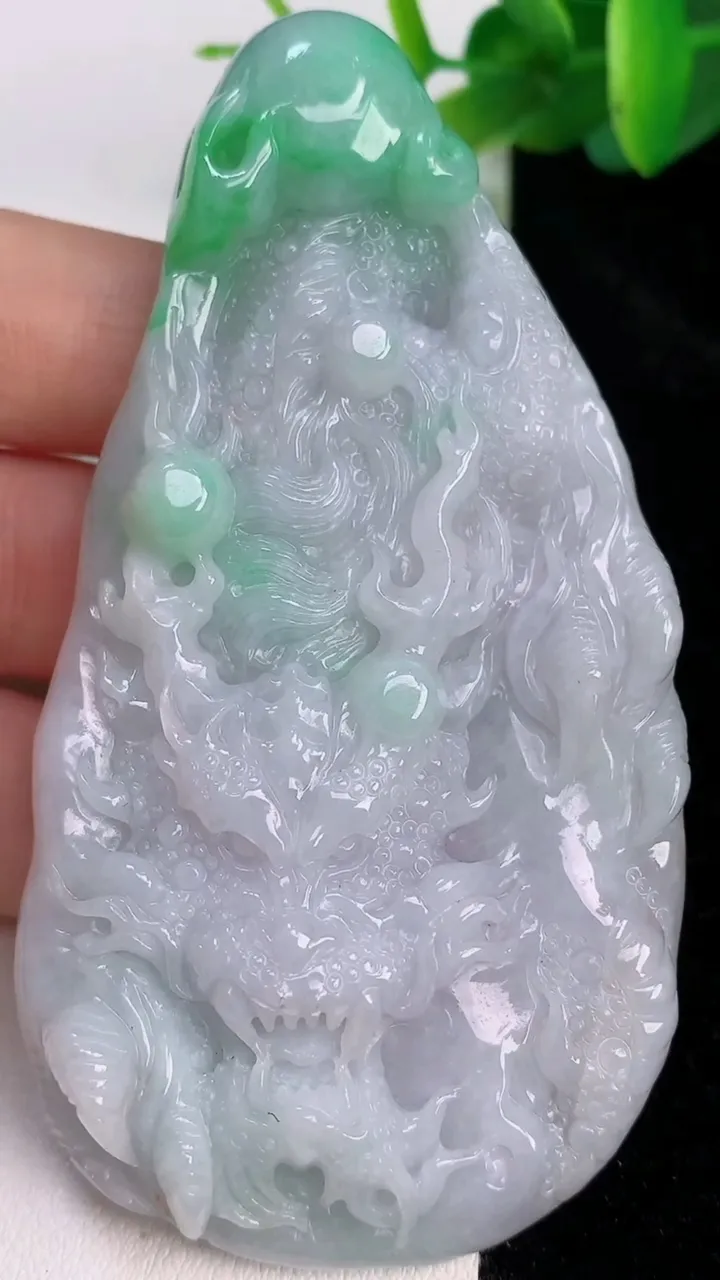 天然A货翡翠龙牌吊坠，尺寸82-43.8-11.2，重量:72.72g
7月18日