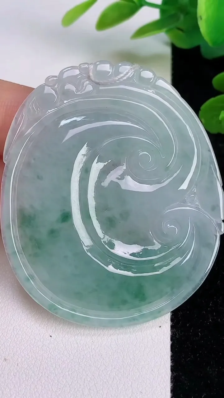 天然A货翡翠如意吊坠，尺寸55.7-47-5.8，重量:26.21g
7月18日