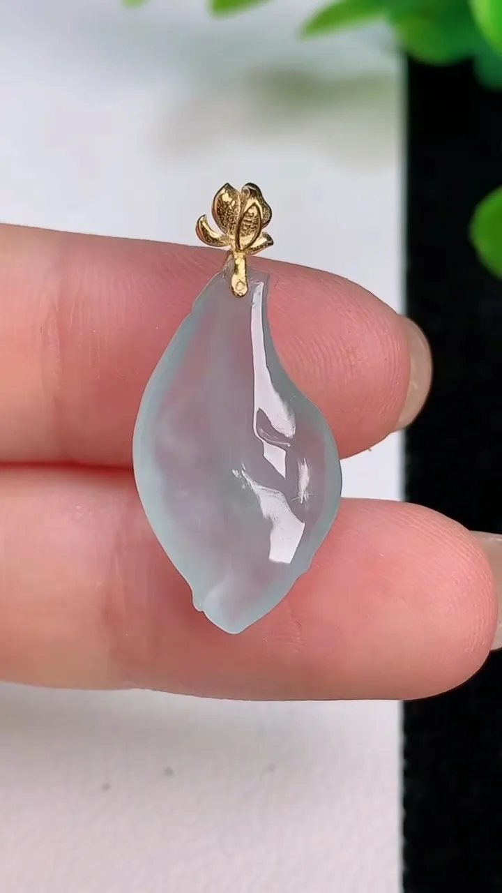 天然A货翡翠金枝玉叶 叶子吊坠，尺寸22.3-13.2-4，重量:2.00g
7月18日