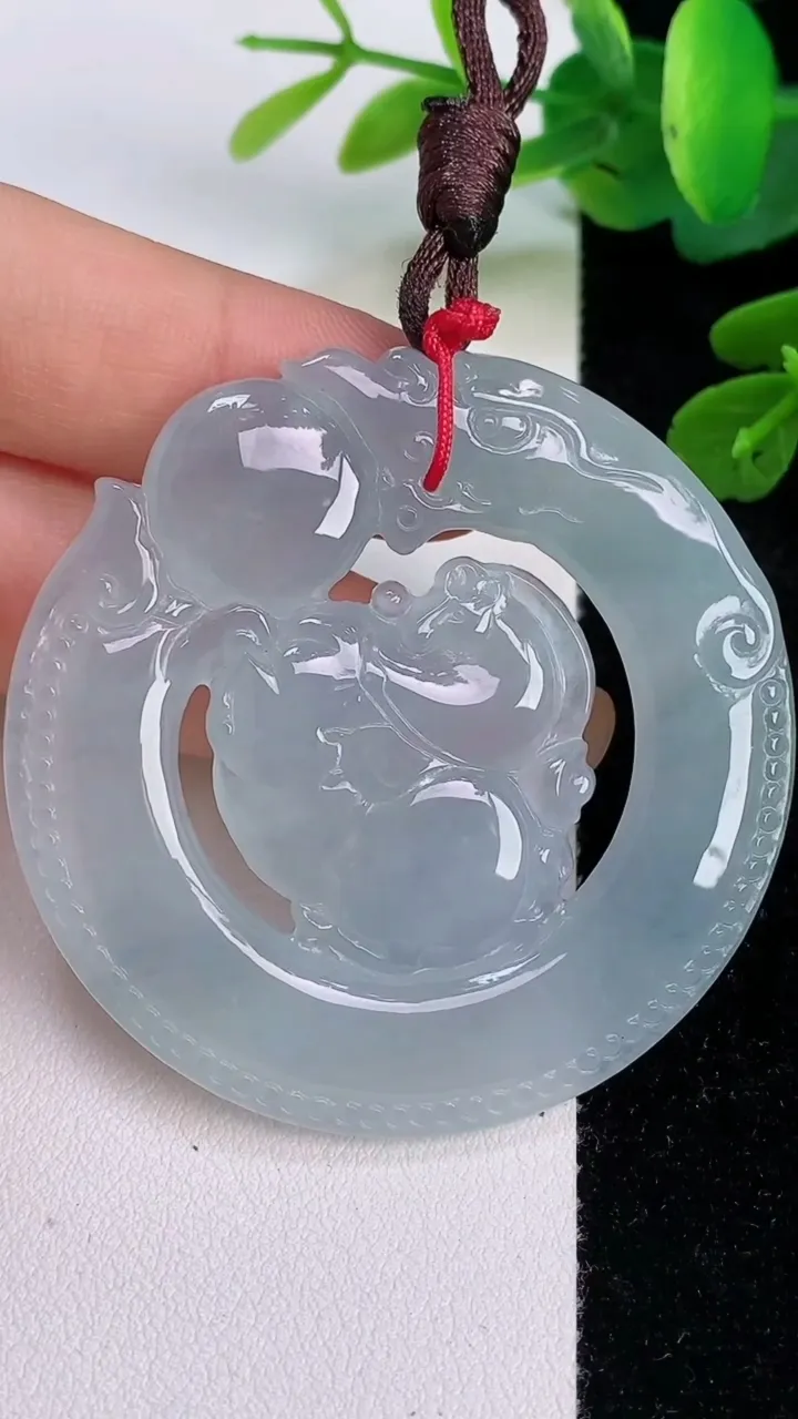 天然A货翡翠飘花生肖马吊坠，尺寸51.4-50.3-5.7，重量:28.04g
7月18日