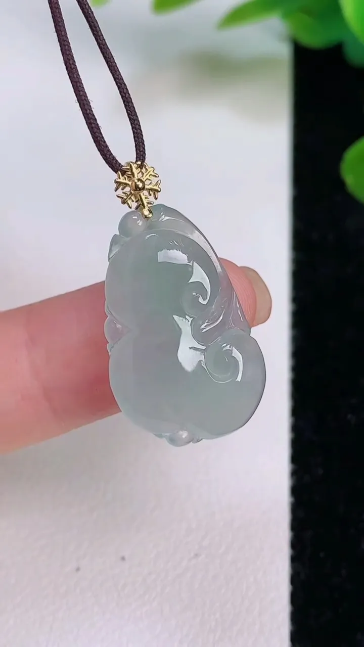 天然A货翡翠如意吊坠，尺寸21.6-14.7-4.2，重量:2.98g
7月18日