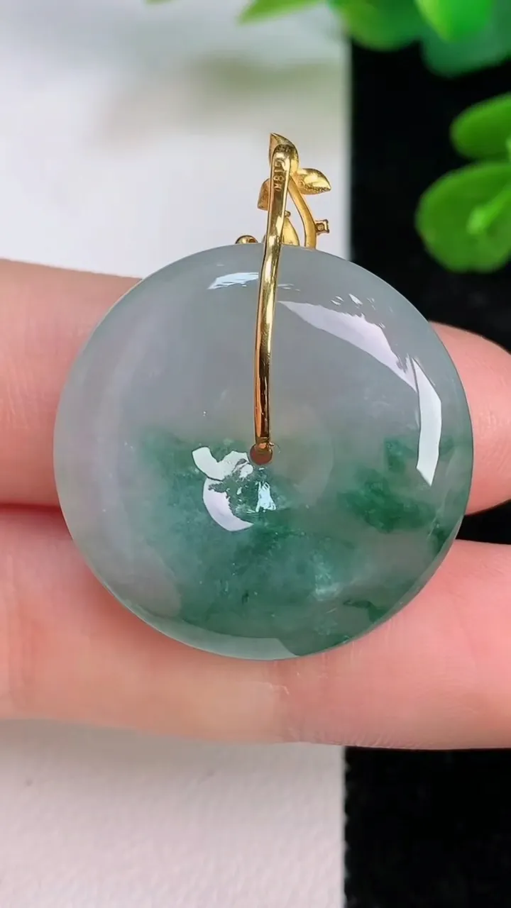 天然A货翡翠18k金飘花平安扣吊坠，尺寸26.5-6.4，重量:9.58g
7月18日