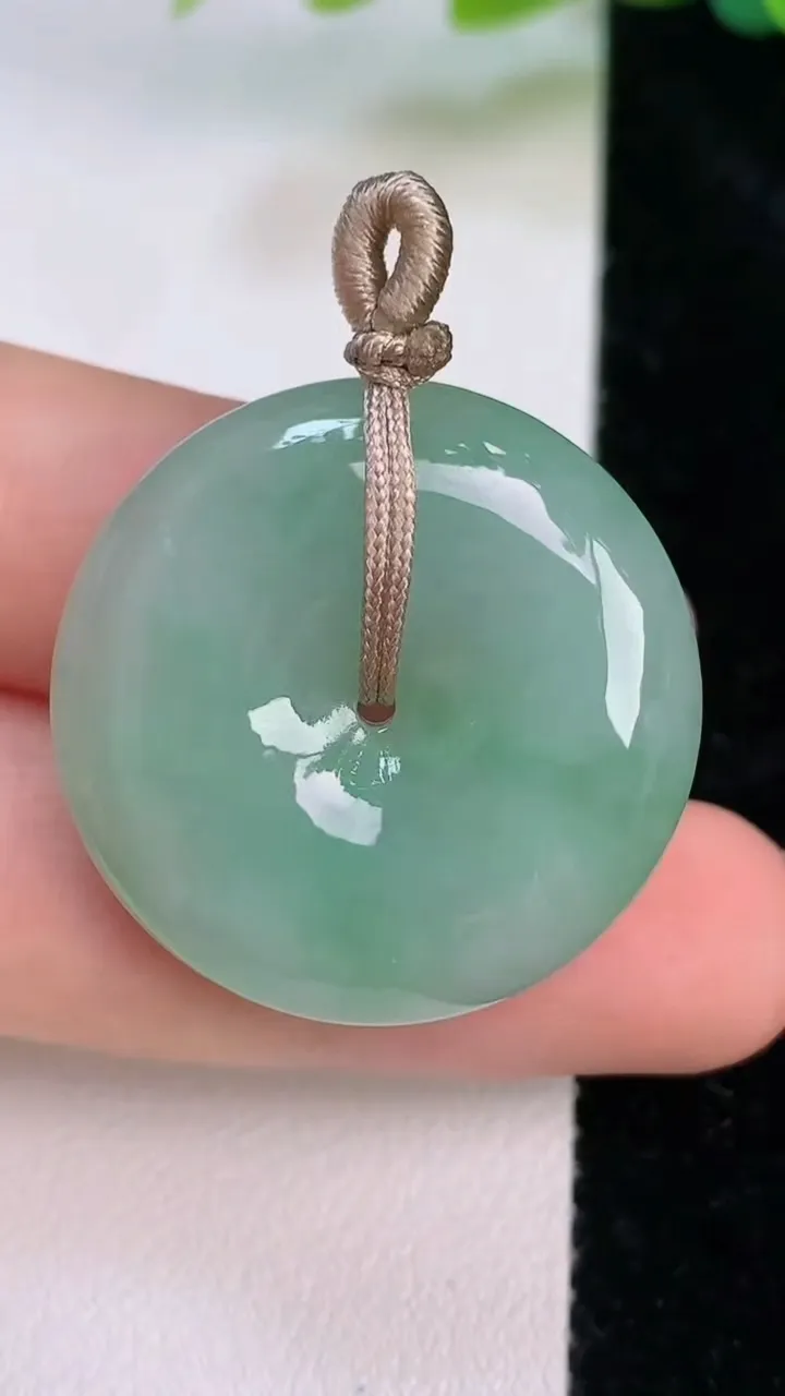 天然A货翡翠平安扣吊坠，尺寸28-7.2，重量:11.70g
7月18日