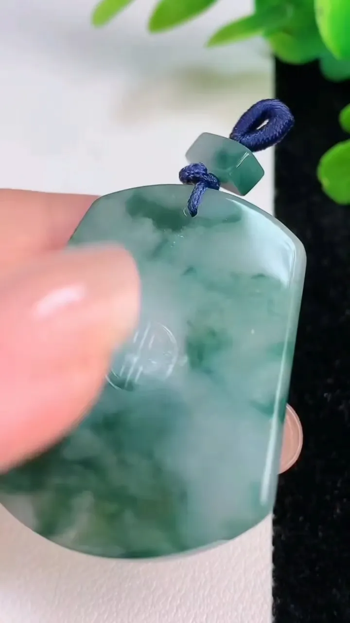 天然A货翡翠飘花仿古无事牌吊坠，尺寸40-33.3-4，重量:14.68g
7月18日