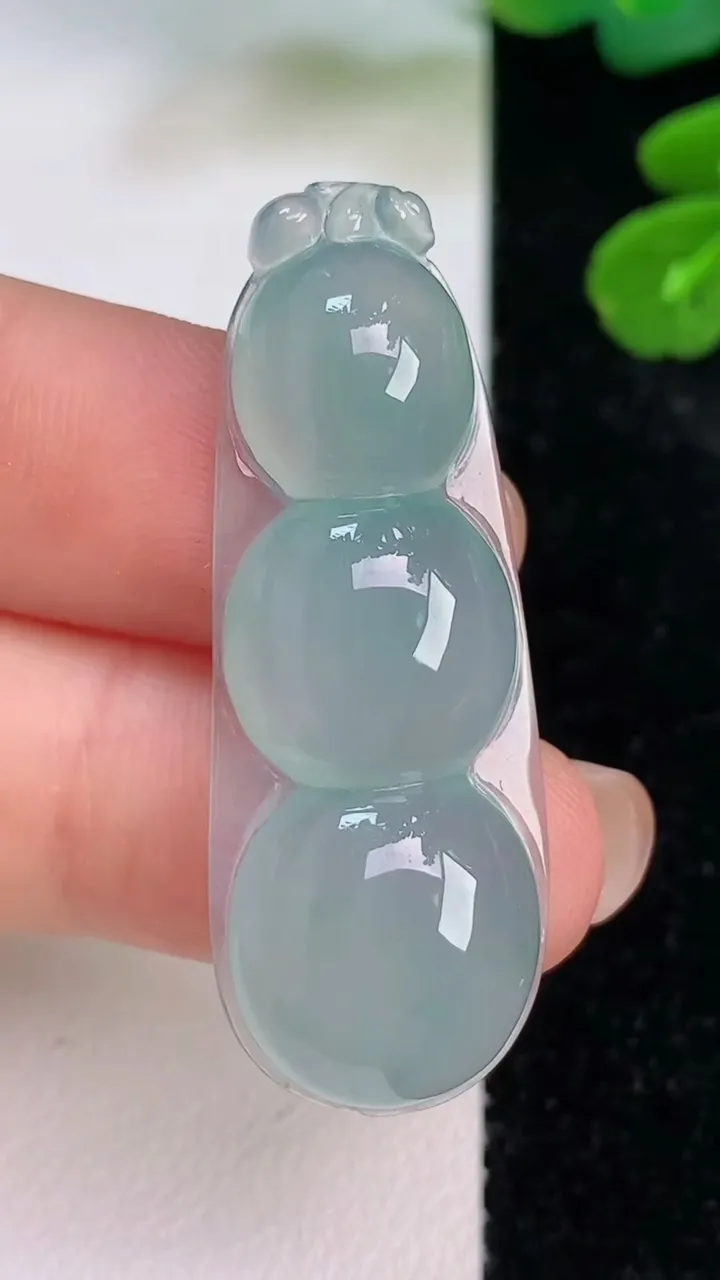 天然A货翡翠福豆吊坠，尺寸41-15.3-6.3，重量:6.83g
7月18日
