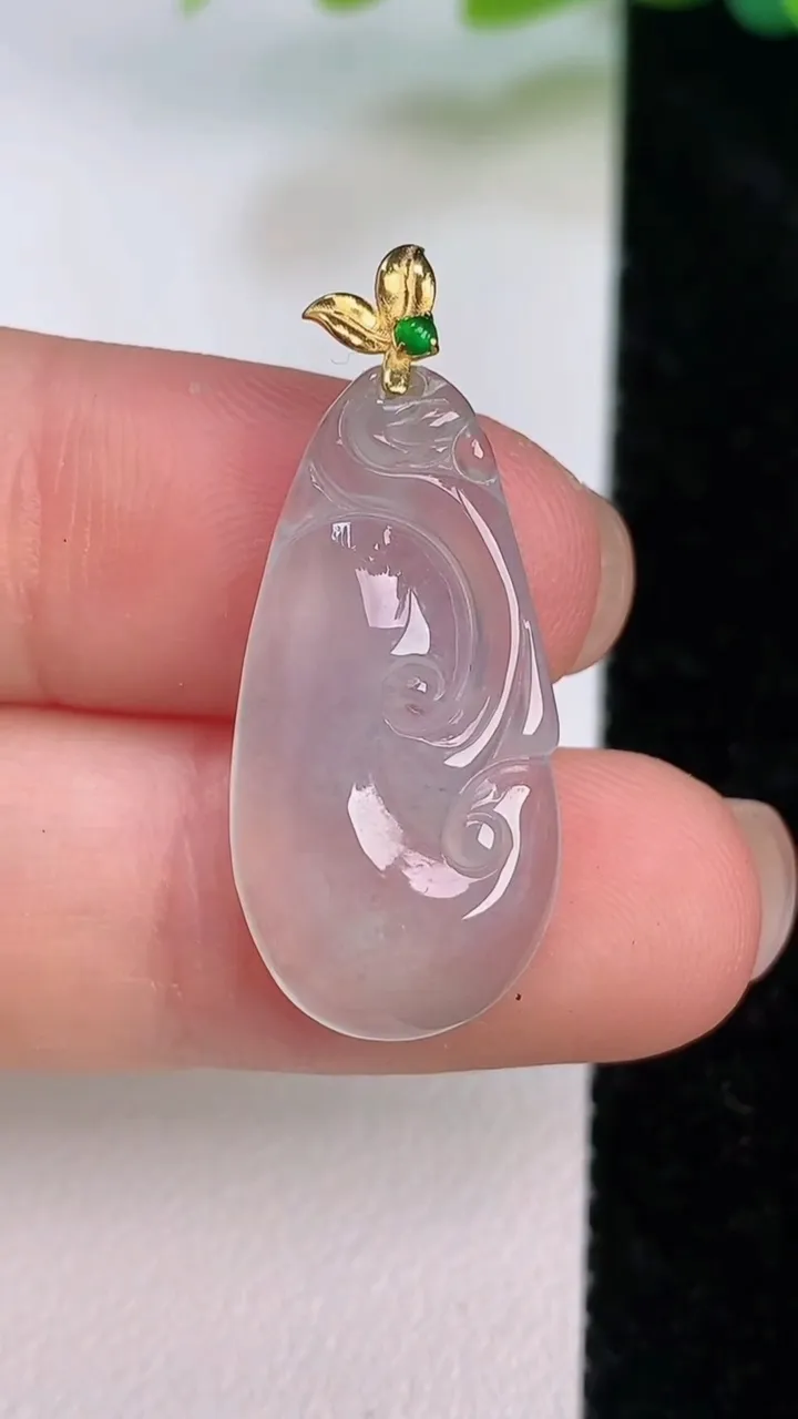 天然A货翡翠种如意吊坠，尺寸26.2-13-3.6，重量:2.46g
7月18日