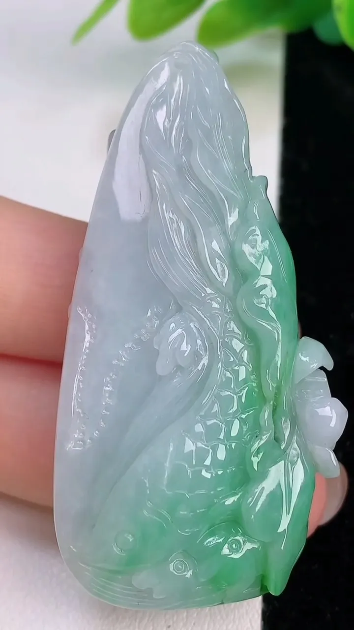 天然A货翡翠年年有余吊坠，尺寸 56.4-28.1-12.3，重: 29.77g
7月18日