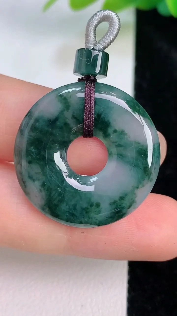 天然A货翡翠飘花平安环吊坠，尺寸26.5-3.8，重量:5.52g
7月18日
