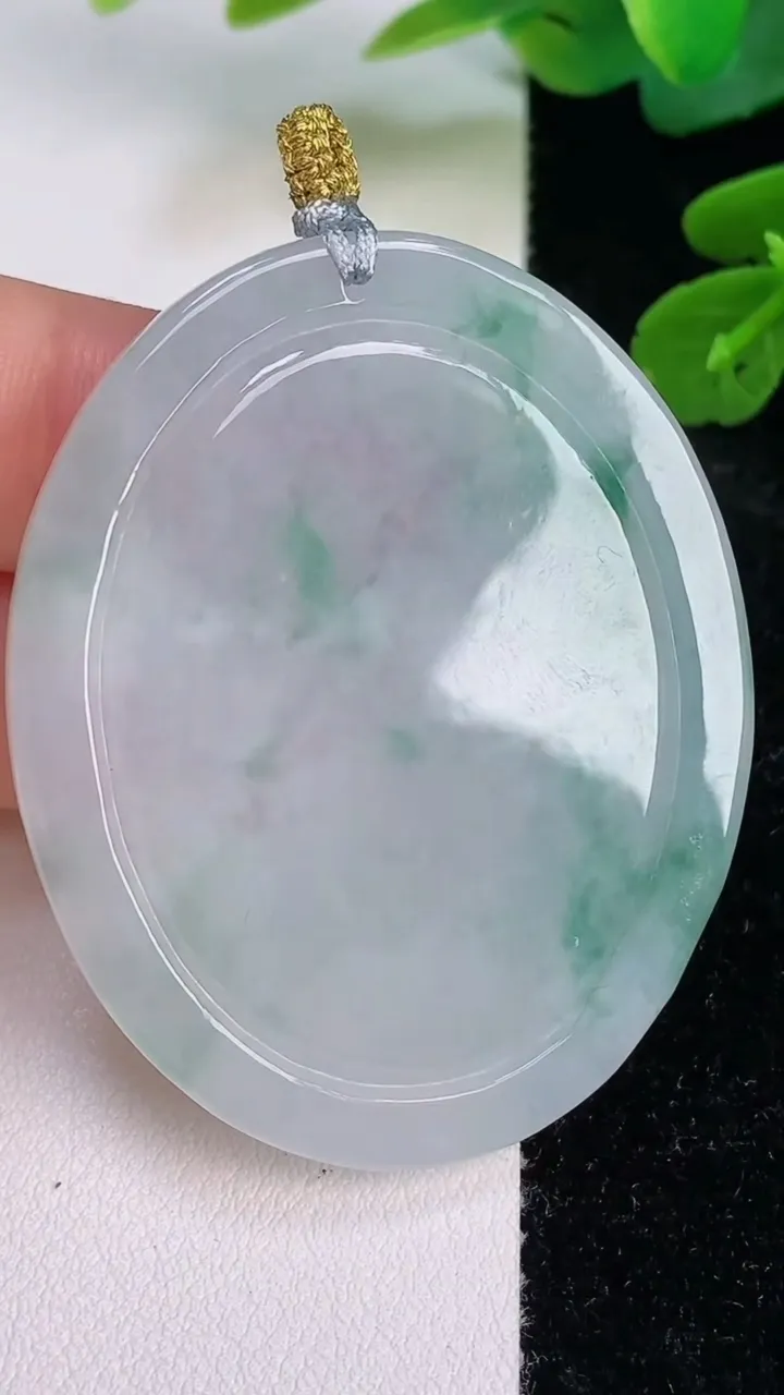 天然A货翡翠飘花生肖鼠吊坠，尺寸48.6-39.7-5.7，重量:20.67g
7月18日