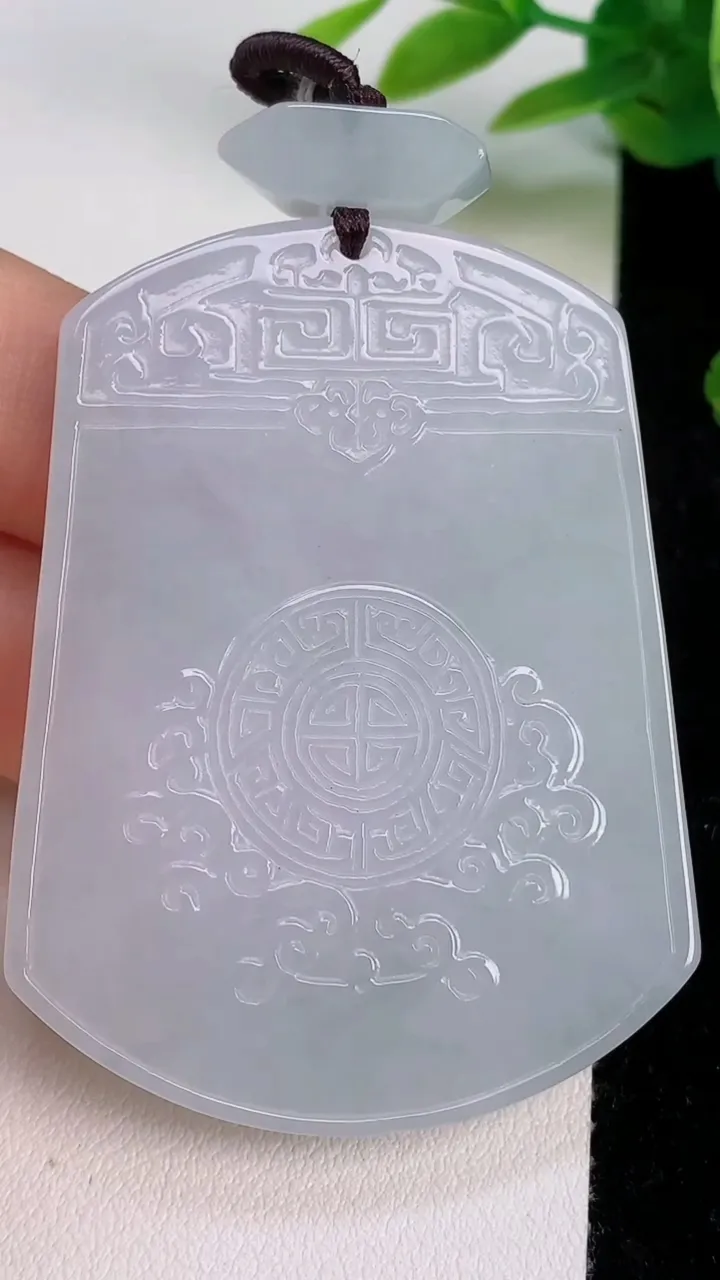 天然A货翡翠飘花仿古无事牌吊坠，尺寸55-42-5.2，重量:35.19g
7月18日
