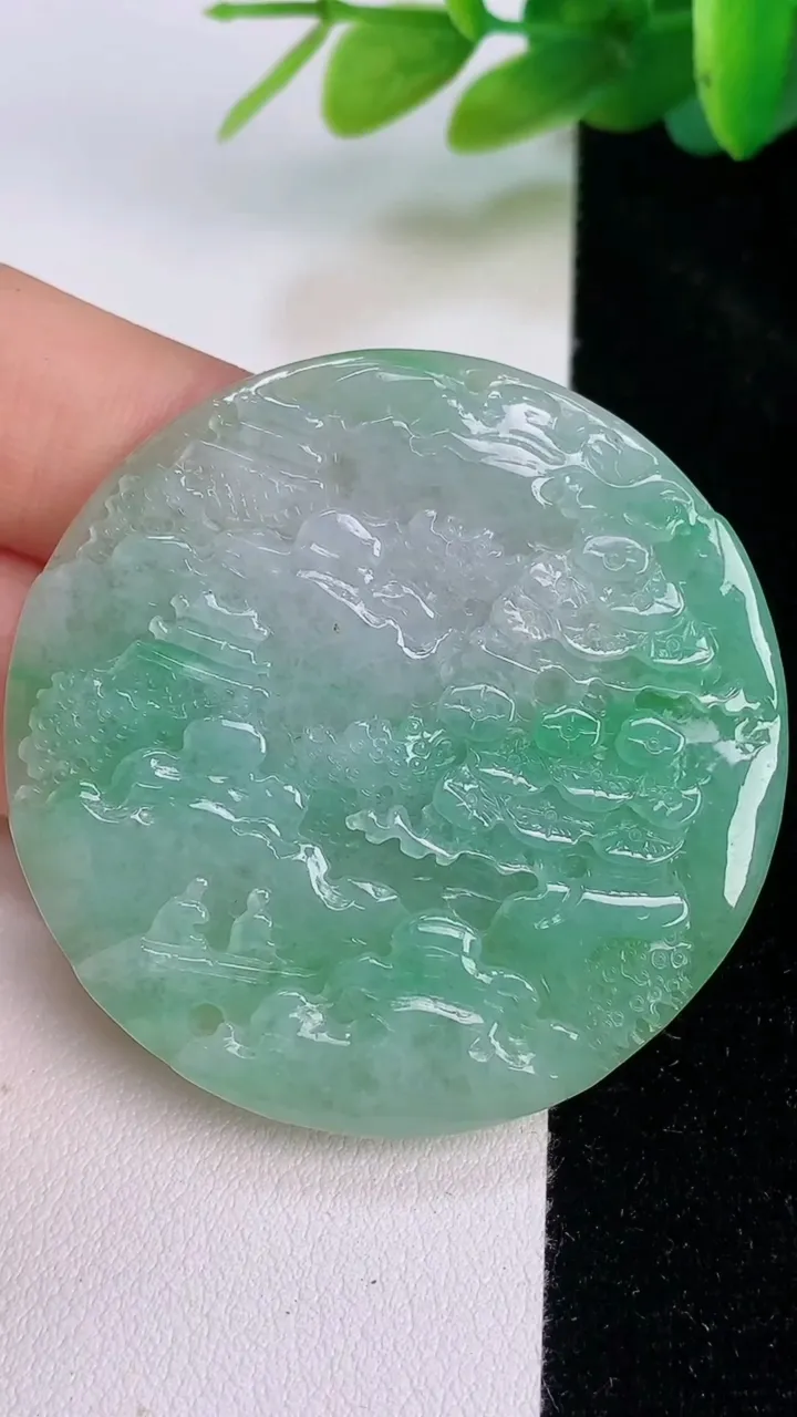 天然A货翡翠山水牌吊坠，尺寸47-5.3，重量:25.34g
7月18日