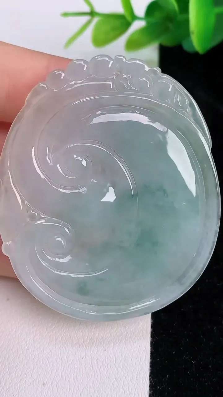 天然A货翡翠飘花如意吊坠，尺寸55-46.4-8.4，重量:25.56g
7月18日