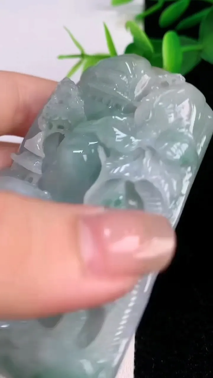 天然A货翡翠山水牌吊坠，尺寸79-52-13.8，重:112.81g
7月18日