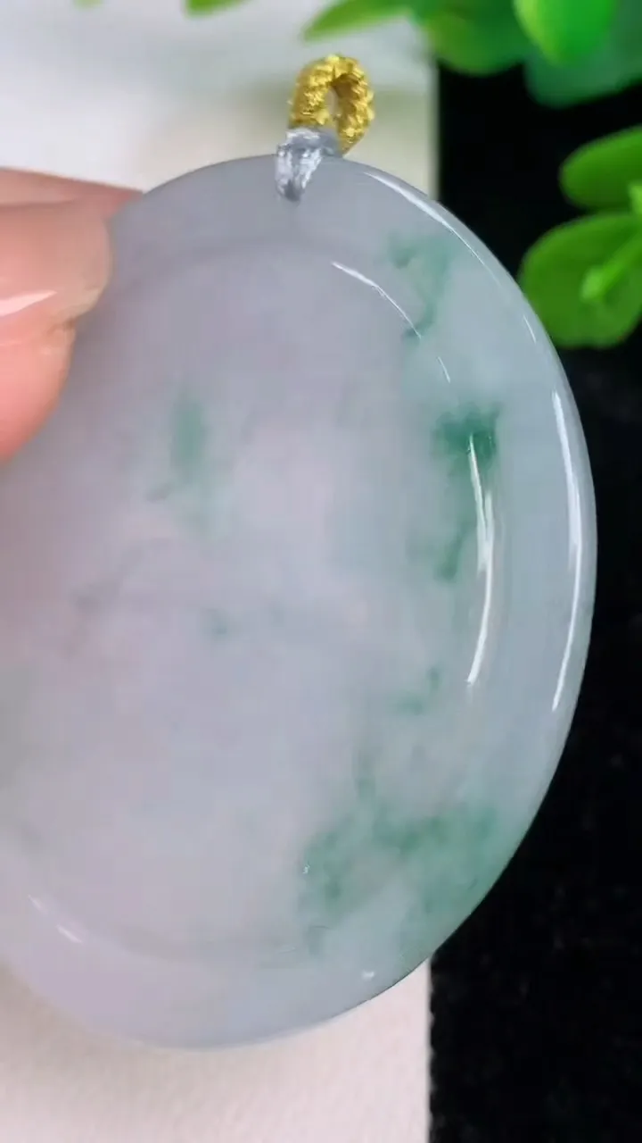 天然A货翡翠飘花生肖鼠吊坠，尺寸48.6-39.7-5.7，重量:20.67g
7月18日
