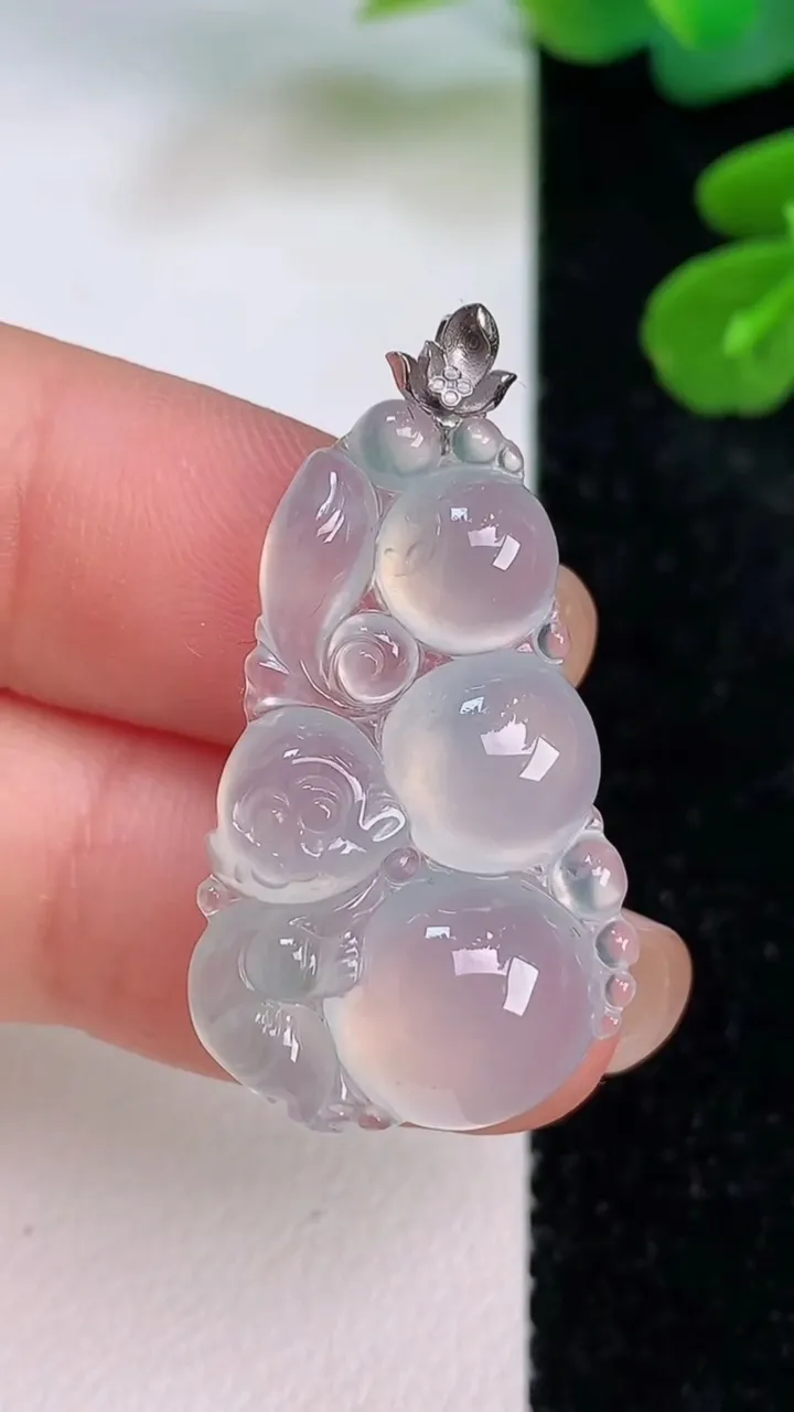 天然A货翡翠种生肖猴吊坠，尺寸28.4-18-6，重量:4.12g
7月18日