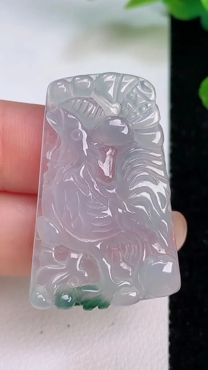 天然A货翡翠冰种飘花生肖鸡吊坠，尺寸37.6-25-4.3，重量:7.60g
7月18日