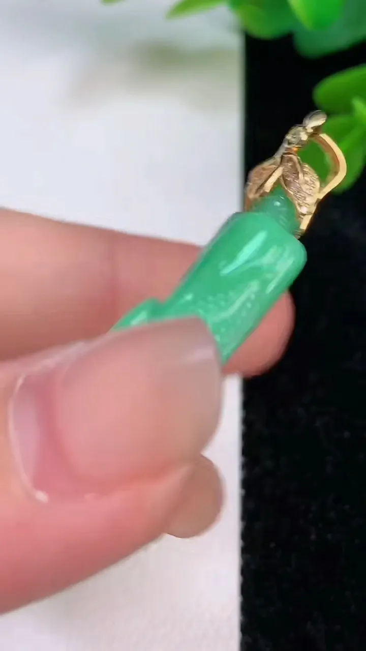 天然A货翡翠白菜吊坠，尺寸37-18.6-9.4，重量:10.28g
7月18日
