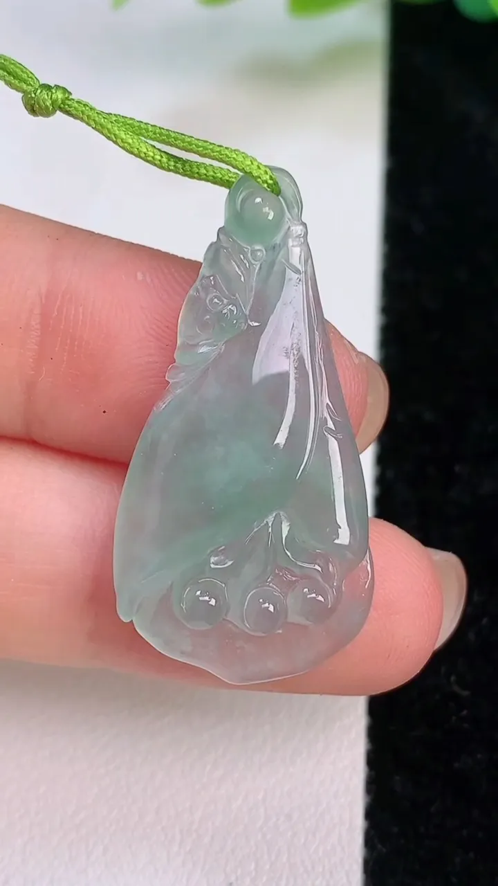 天然A货翡翠玉兰花吊坠，尺寸34.3-17.4-4.2，重量:3.26g
7月18日