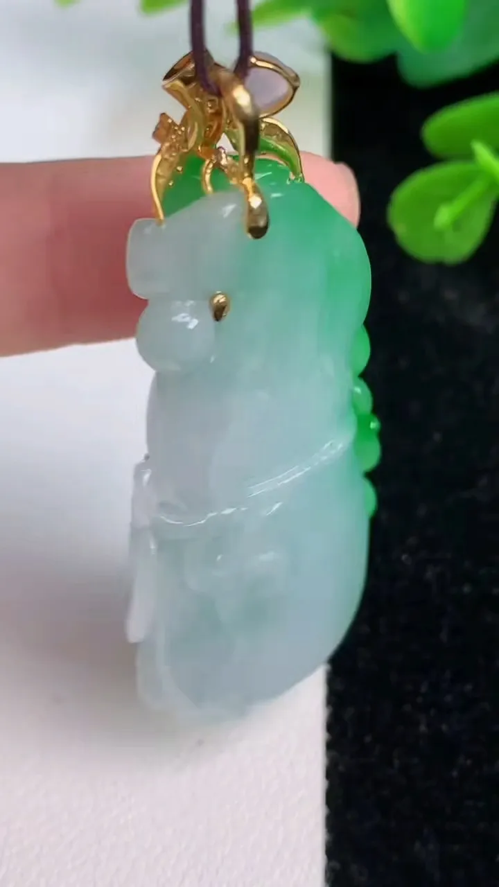 天然A货翡翠葫芦吊坠，尺寸49.7-22-11，重量:20.12g
7月18日