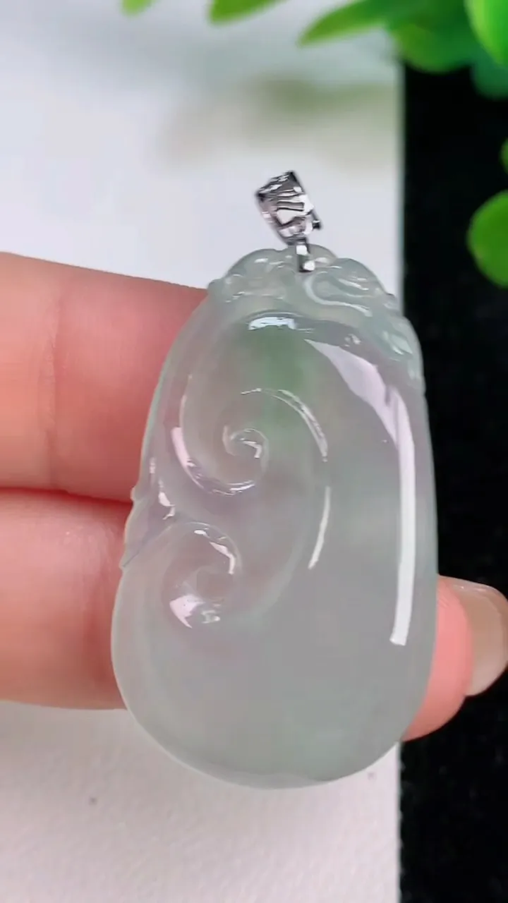天然A货翡翠如意吊坠，尺寸33.4-20-4.3，重量:5.87g
7月18日