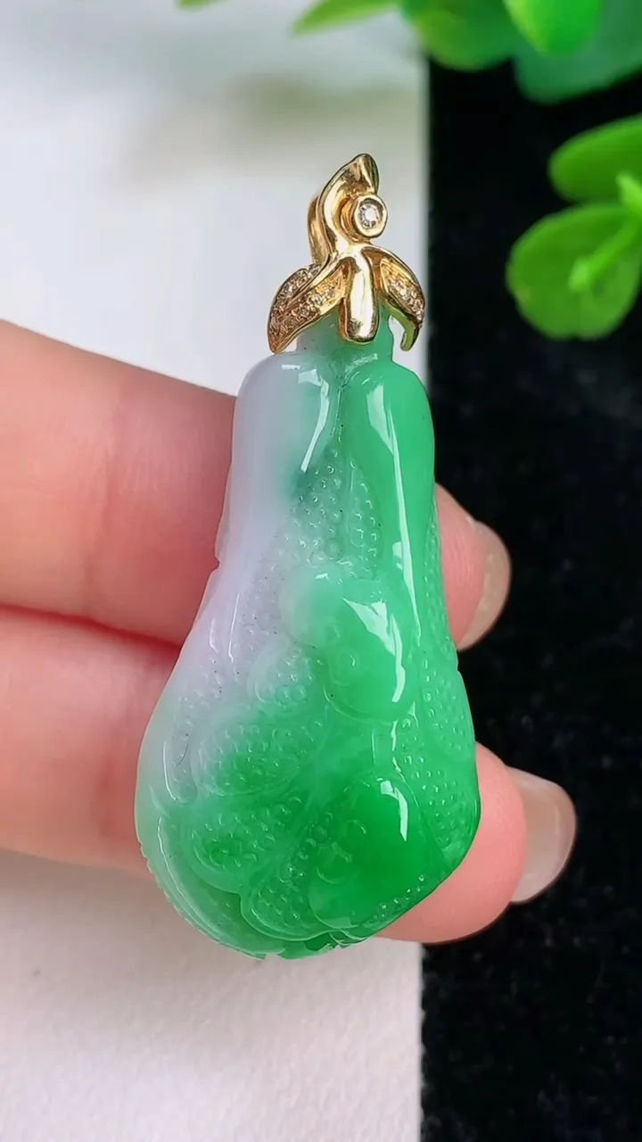 天然A货翡翠白菜吊坠，尺寸37-18.6-9.4，重量:10.28g
7月18日