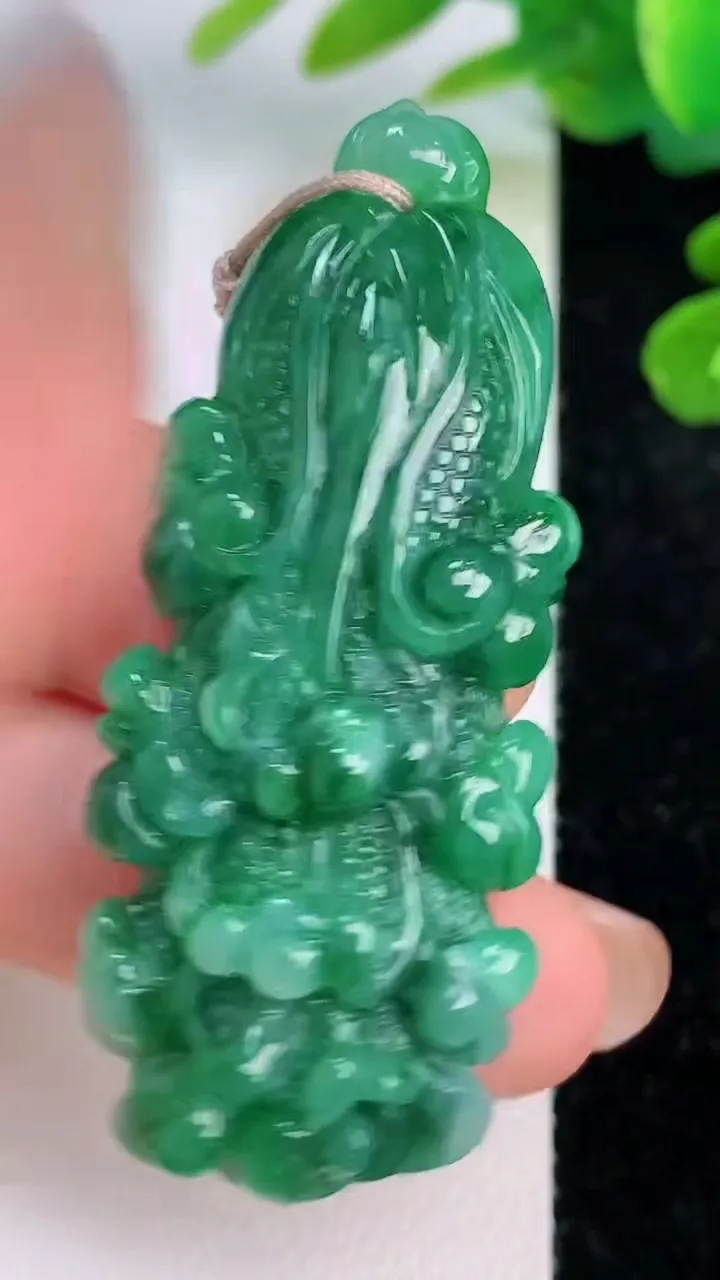 天然A货翡翠白菜吊坠，尺寸53.6-21.4-8.2，重量:16.76g
7月18日