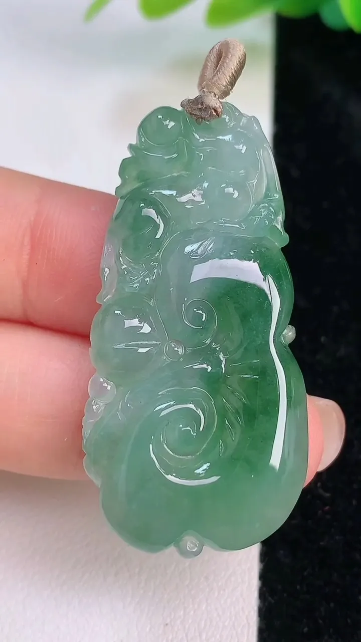 天然A货翡翠今非昔比 蜥蜴吊坠，尺寸43.8-22-4.6，重量:9.13g
7月18日