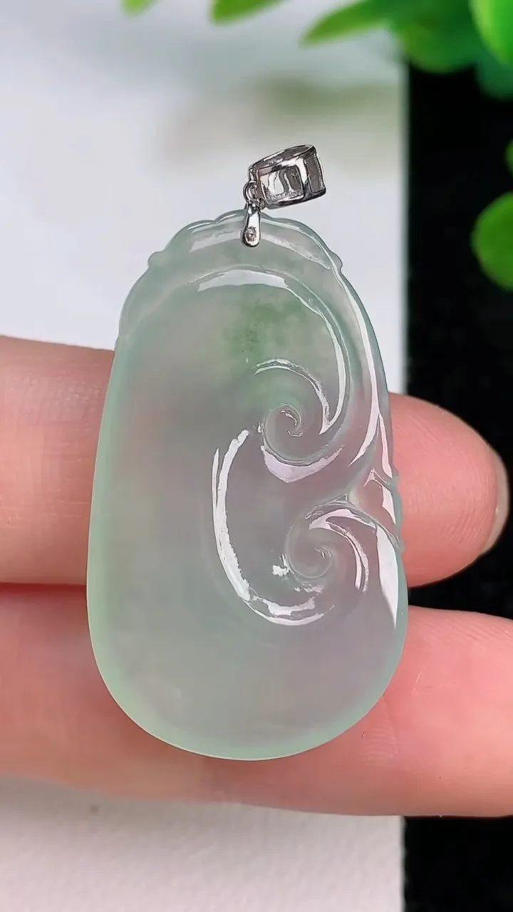 天然A货翡翠如意吊坠，尺寸33.4-20-4.3，重量:5.87g
7月18日