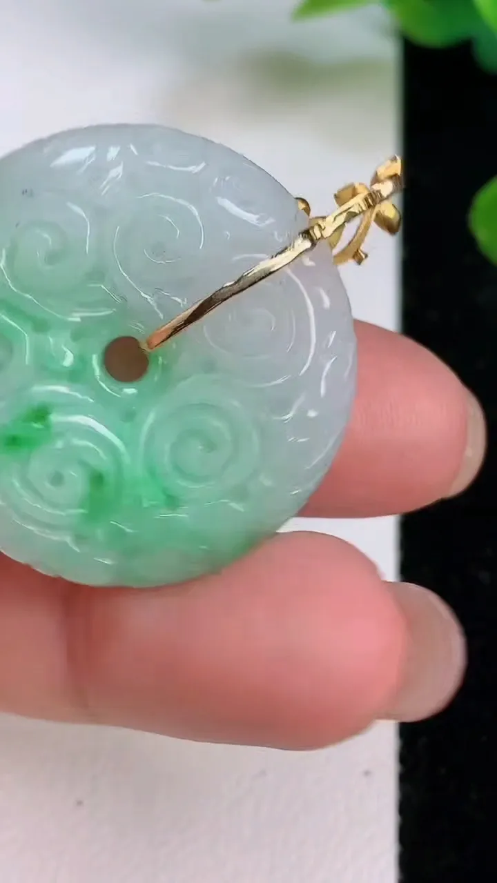 天然A货翡翠雕花平安扣吊坠，尺寸29-6.8，重量:11.06g
7月18日