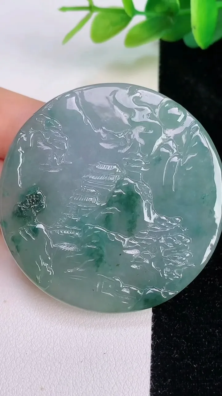 天然A货翡翠牌吊坠，尺寸50.6-6，重量:37.74g
7月18日