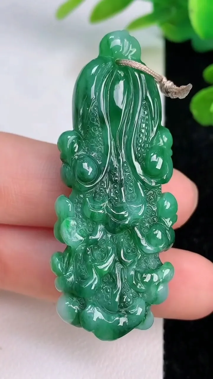 天然A货翡翠白菜吊坠，尺寸53.6-21.4-8.2，重量:16.76g
7月18日