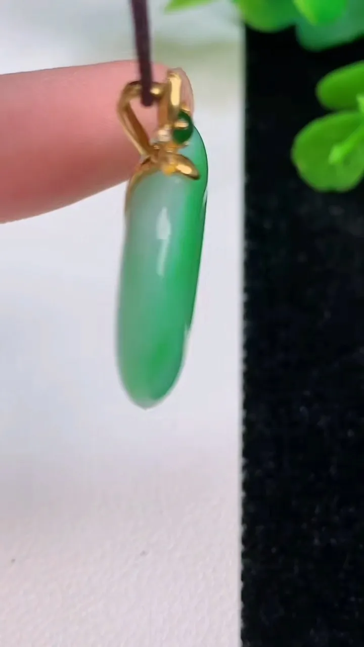 天然A货翡翠平安扣吊坠，尺寸25-5.8，重量:8.06g
7月18日