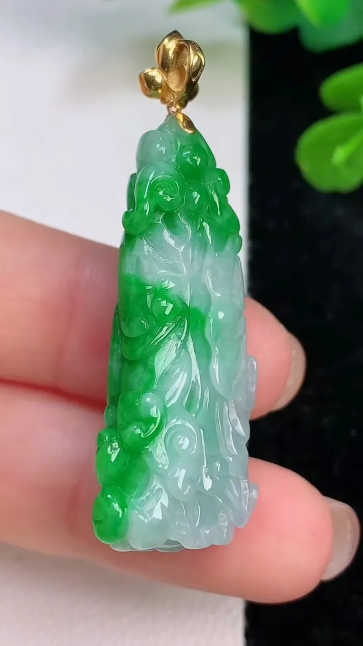 天然A货翡翠白菜吊坠，尺寸39-15.8-11.6，重量:10.40g
7月18日