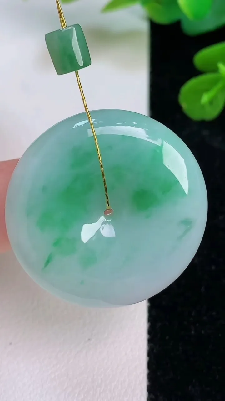 天然A货翡翠平安扣吊坠，尺寸31-7，重量:15.15g
7月18日