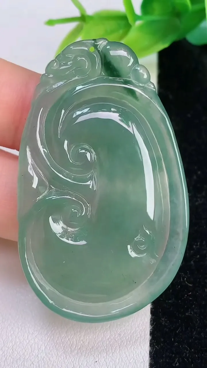 天然A货翡翠如意吊坠，尺寸51-31.4-4.5，重量:14.27g
7月18日