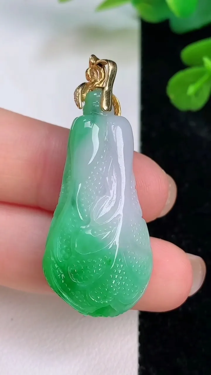 天然A货翡翠白菜吊坠，尺寸37-18.6-9.4，重量:10.28g
7月18日