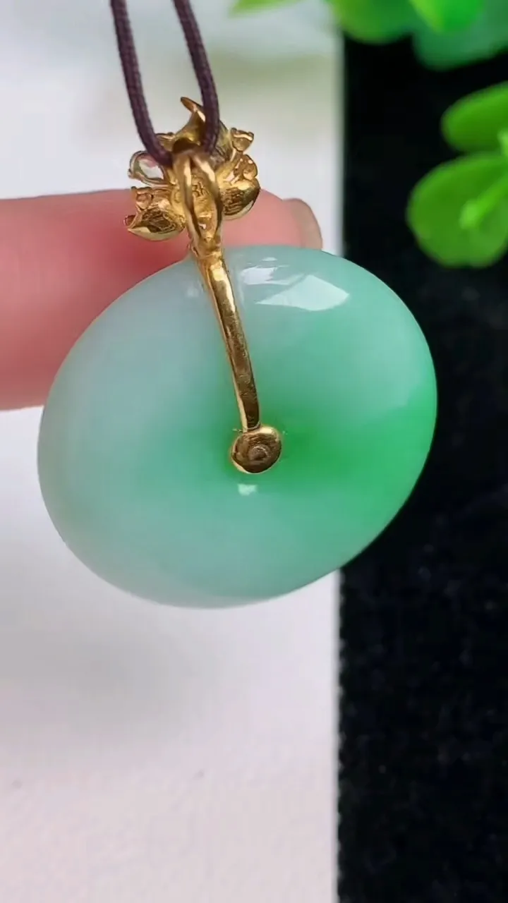 天然A货翡翠平安扣吊坠，尺寸25-5.8，重量:8.06g
7月18日