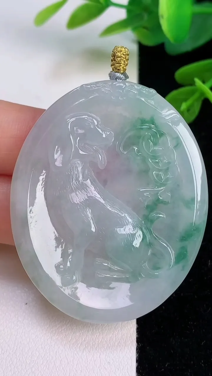 天然A货翡翠生肖狗吊坠，尺寸50-41-5.8，重量:23.48g
7月18日