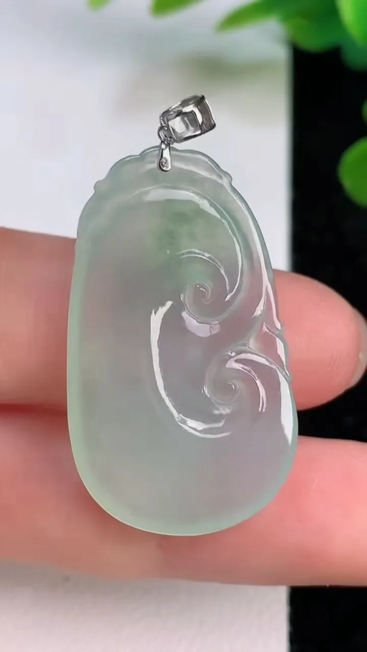 天然A货翡翠如意吊坠，尺寸33.4-20-4.3，重量:5.87g
7月18日