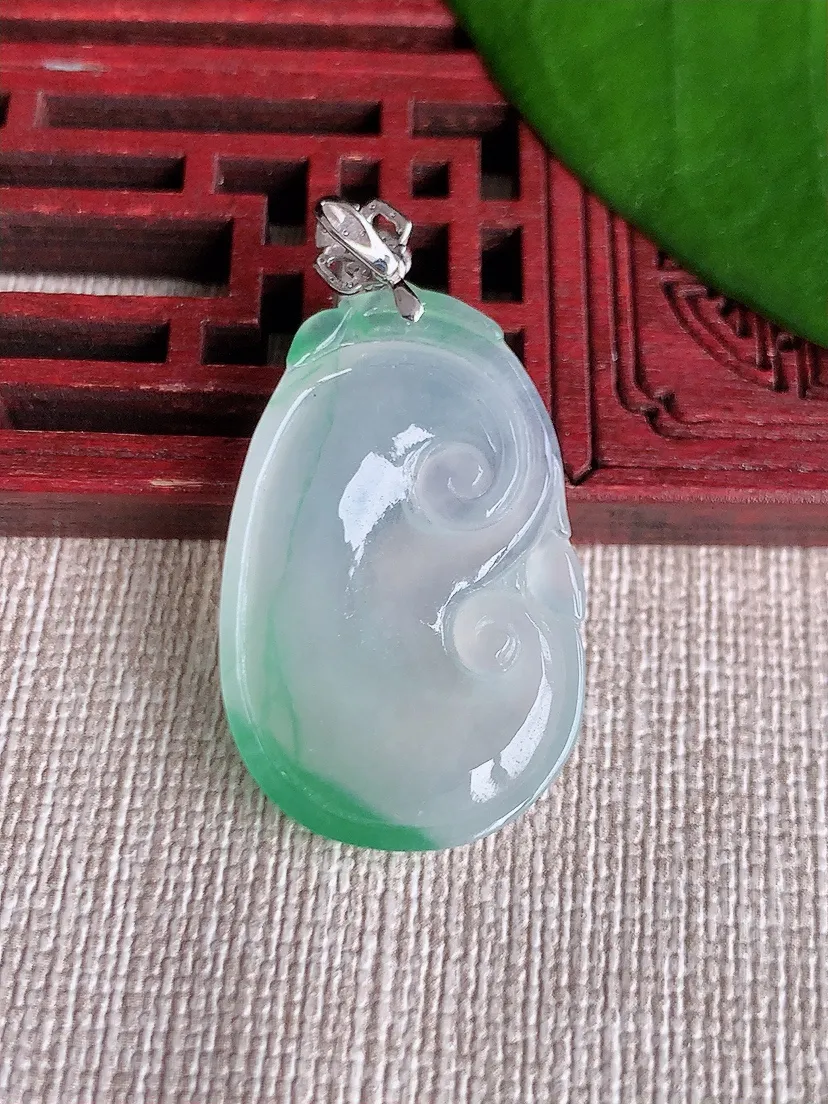 天然A货翡翠18K金扣头飘绿如意吊坠尺寸30.4×19.4×4m量4.74g 0717