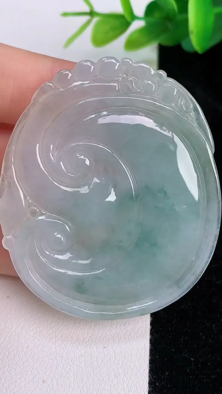 天然A货翡翠飘花如意吊坠，尺寸55-46.4-8.4，重量:25.56g
7月18日