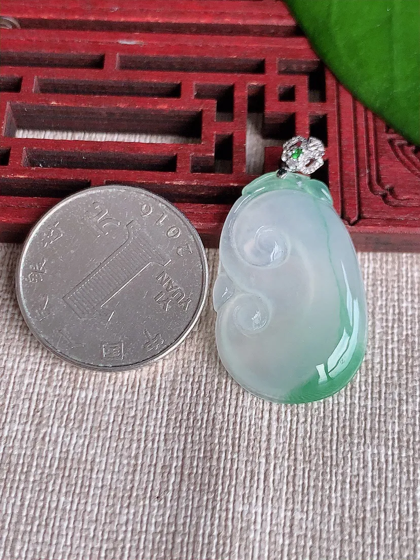 天然A货翡翠18K金扣头飘绿如意吊坠尺寸30.4×19.4×4m量4.74g 0717