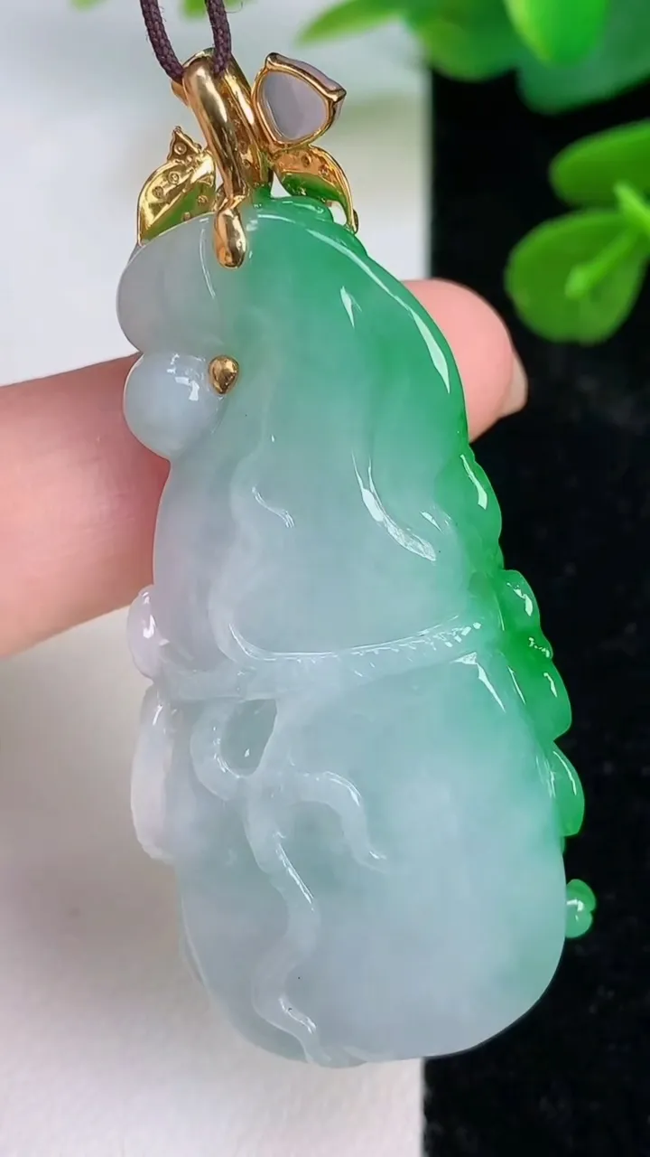 天然A货翡翠葫芦吊坠，尺寸49.7-22-11，重量:20.12g
7月18日