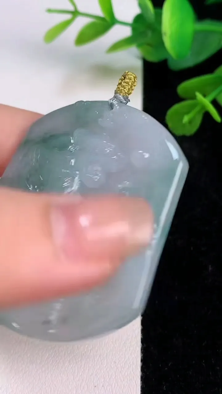 天然A货翡翠飘花生肖虎吊坠，尺寸50.8-42.5-5.8，重量:29.13g
7月18日